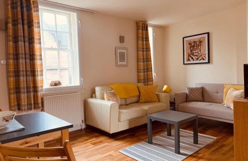Old Town Apartment | Cozy Family Retreat at The Cowgatehead Residence