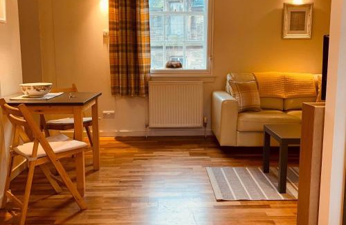 Old Town Apartment | Cozy Family Retreat at The Cowgatehead Residence