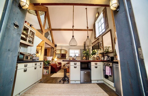 Nantwich Apartment | Relaxing Retreat at The Cowshed and The Cabin with Ocean Views