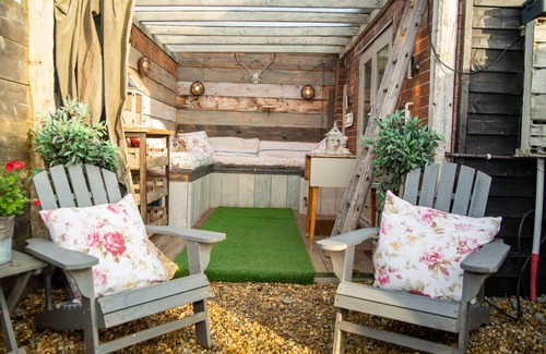 Nantwich Apartment | Relaxing Retreat at The Cowshed and The Cabin with Ocean Views