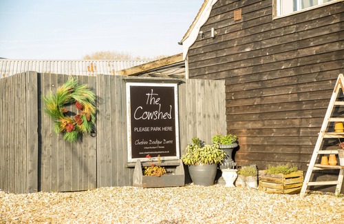 Nantwich Apartment | Relaxing Retreat at The Cowshed and The Cabin with Ocean Views