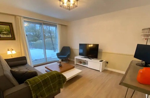 Thornhill House | Enjoy a Child-Friendly Stay at The Cozy Apartment Home