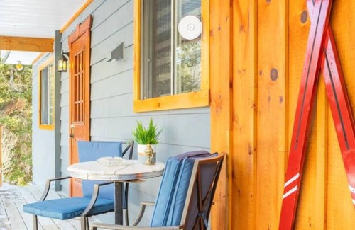Val David Ski Chalet | Serene Cabin Retreat: Nature Awaits with Spa and Breakfast