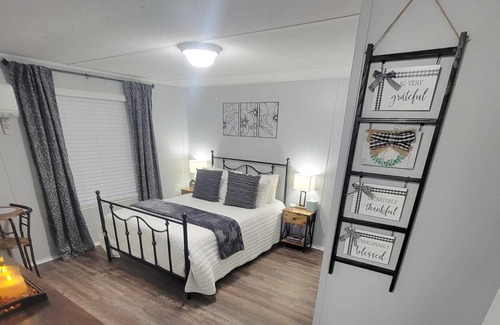 Ruffin House | Cozy Casa: Pet-Friendly Retreat with Pool & Ocean View