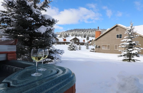 Big Sky Ski Chalet | Warm and Inviting The Cozy Chalet in Gallatin Range
