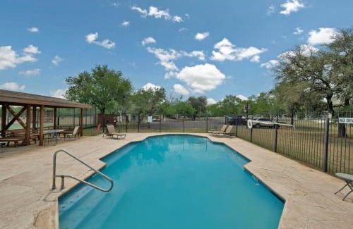 Spicewood House | The Cozy Corner in Windermere Oaks on Lake Travis