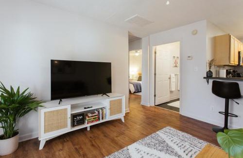 Athens House | Affordable Stay at The Cozy Corner Near Downtown