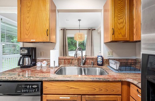 Chapel Hill House | Charming Getaway: The Cozy Cottage Near UNC with Breakfast