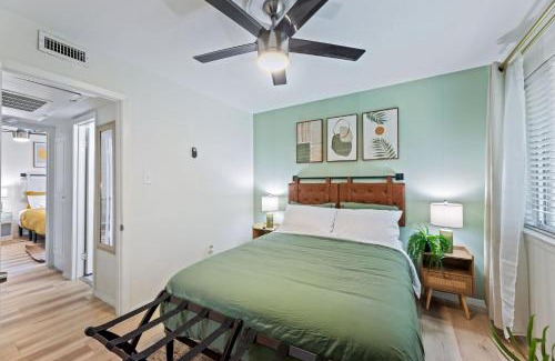 Oak Lawn Apartment | The Cozy Cove l Luxurious 2BD Condo l Amazing Location l Parking l