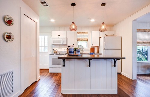 Lemon Bluff Cottage | The Cozy Euphoric cottage nestled in nature with relaxing River front views.