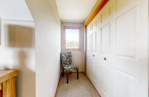 Glacier View Meadows House | Inviting Stay at The Cozy Fox Cabin - Family & Pet Friendly