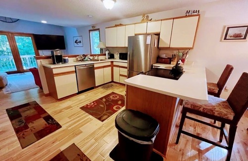 Campton House | The Cozy Mountain Retreat!nWith Access to Pool, Hot Tub, Gym & Skiing