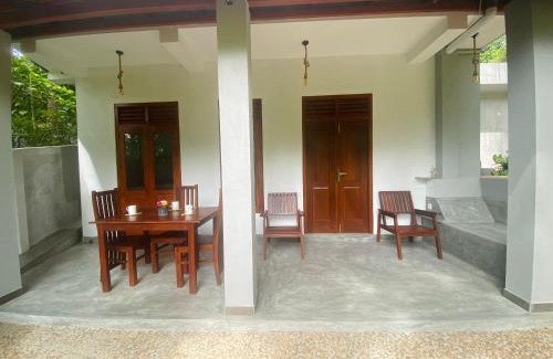 Hikkaduwa Villa | Guest Rated: The Cozy Nest with Breakfast & Kitchen Access