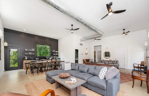 Three Oaks House | Discover The Cozy Oak: 7 Beds, Heated Pool & Family-Friendly