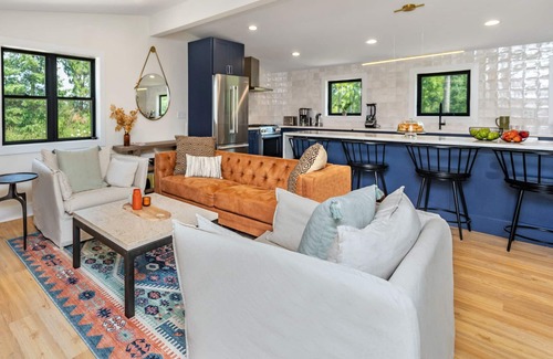 Three Oaks House | Discover The Cozy Oak: 7 Beds, Heated Pool & Family-Friendly