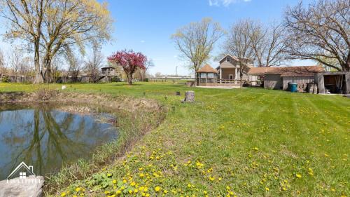 Fox Valley House | Pet-Friendly Cozy Retreat with Exceptional 10/10 Guest Rating