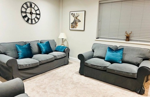 Edwinstowe House | Discover the Cozy Stag Lodge at Sherwood - Family Friendly Stay