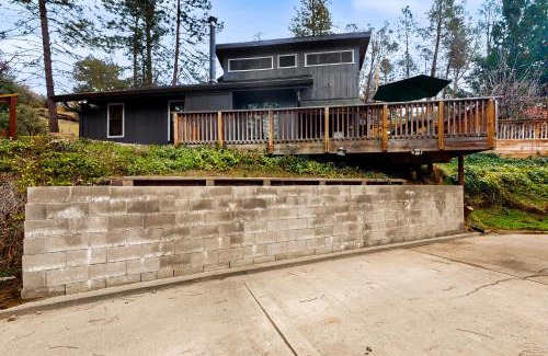 Yosemite Forks House | Rustic Sunset Chalet: Family-Friendly Retreat with Top Ratings
