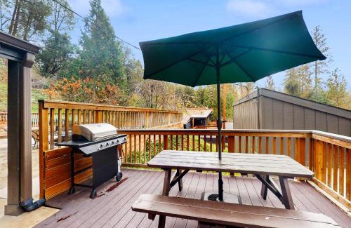 Yosemite Forks House | Rustic Sunset Chalet: Family-Friendly Retreat with Top Ratings