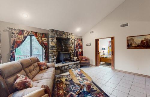 Yosemite Forks House | Rustic Sunset Chalet: Family-Friendly Retreat with Top Ratings