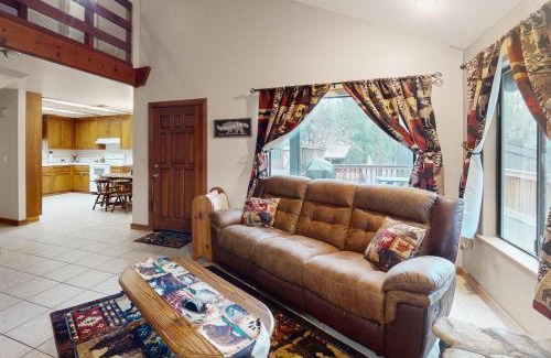 Yosemite Forks House | Rustic Sunset Chalet: Family-Friendly Retreat with Top Ratings