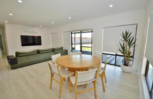 Kalbarri House | Family-Friendly Retreat at The Crab Shack - Kalbarri WA