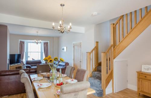 Appledore House | Explore The Crab Shell: Pet-Friendly 4-Star Oasis