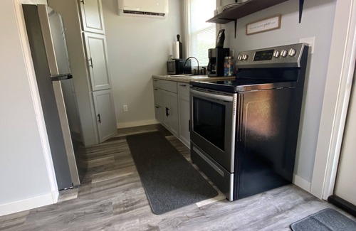 Vinton Cabin | Serene Creek House: Child-Friendly Cabin Retreat