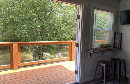 Vinton Cabin | Serene Creek House: Child-Friendly Cabin Retreat
