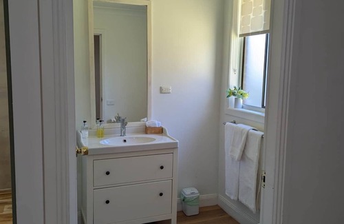 Armidale House | Top-Rated Family & Pet Friendly at The Creekland Studio