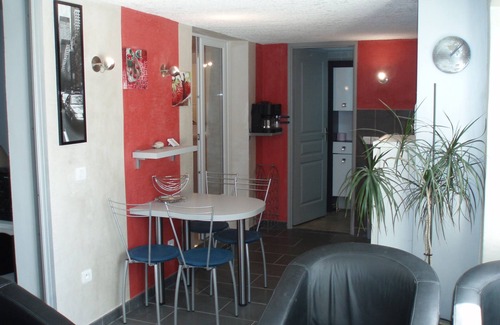 Ensues-la-Redonne Apartment | The creeks, the sea, the hikes and a beautiful apartment with swimming pool.