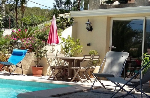 Ensues-la-Redonne Apartment | The creeks, the sea, the hikes and a beautiful apartment with swimming pool.