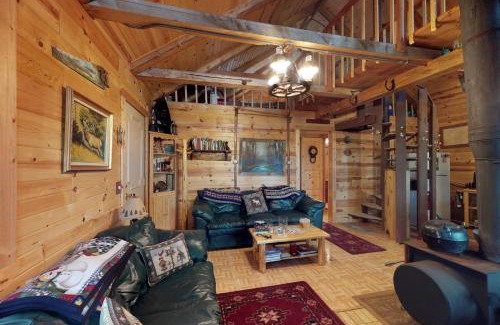 Cascade House | Pet-Friendly Retreat at The Creekside Cabin