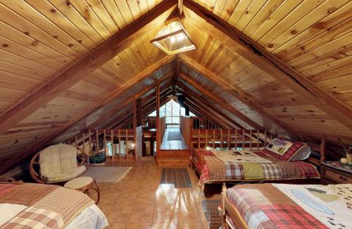 Cascade House | Pet-Friendly Retreat at The Creekside Cabin