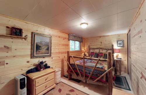 Cascade House | Pet-Friendly Retreat at The Creekside Cabin