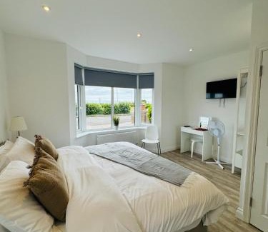 Gorleston-on-Sea House | Experience The Crescent: Oceanfront Retreat with Hot Tub
