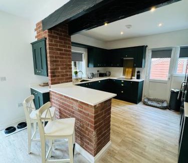 Gorleston-on-Sea House | Experience The Crescent: Oceanfront Retreat with Hot Tub