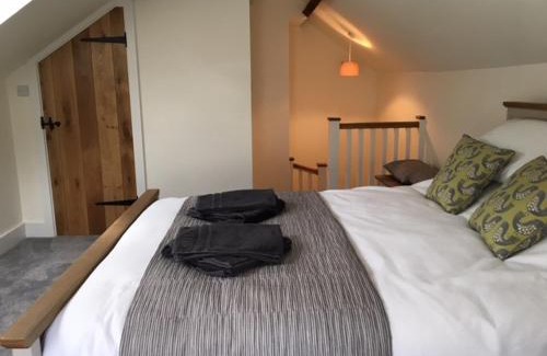 Petworth Hotel | Guest Rated 9.2: The Cricketers Arms with Family-Friendly Dining