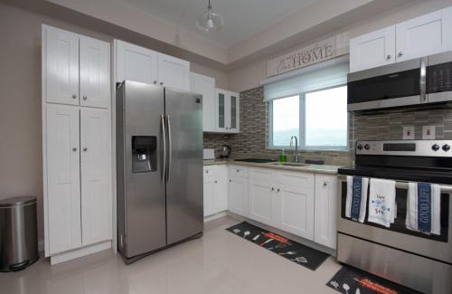 Kingston Apartment | Relax at The Crimson Apartment with Pool and Hot Tub Access