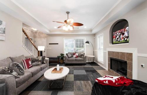 Northport House | Unwind at The Crimson Retreat: 5 Miles to the Stadium