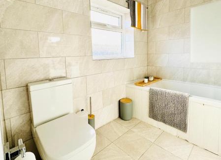 Borehamwood Apartment | Ideal Stay for Contractors - Pet & Child Friendly Comfort