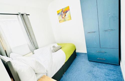 Borehamwood Apartment | Ideal Stay for Contractors - Pet & Child Friendly Comfort