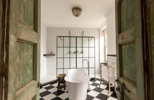 Crewkerne Hotel | Pet-Friendly Retreat at The Crooked Swan - Rated 9/10