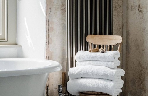 Crewkerne Hotel | Discover The Crooked Swan: Top-Rated Stay with Breakfast