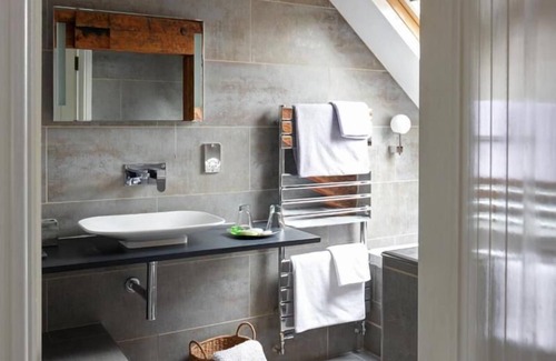 Dolgellau Hotel | Discover The Cross Foxes: Bar, Grill & Rooms Await You