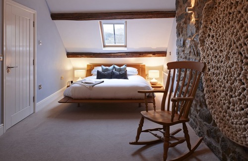 Dolgellau Hotel | Discover The Cross Foxes: Bar, Grill & Rooms Await You