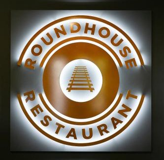 Junee Hotel | Comfortable Stay at The Crossing Motel with Pool & Breakfast