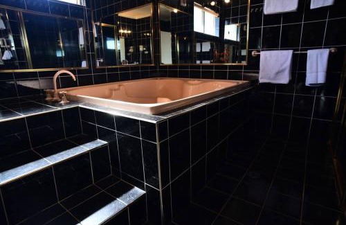 Junee Hotel | Comfortable Stay at The Crossing Motel with Pool & Breakfast