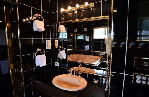 Junee Hotel | Comfortable Stay at The Crossing Motel with Pool & Breakfast