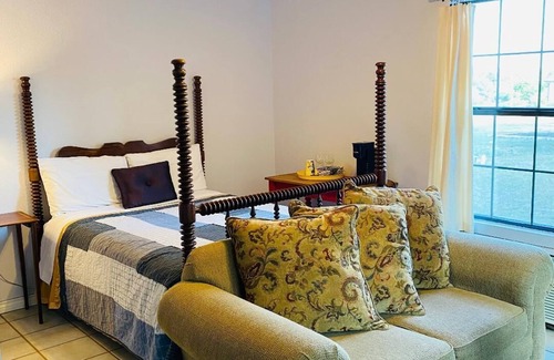 Johnson City House | Exceptional Stay at The Crossroads Inn with Pool & Breakfast